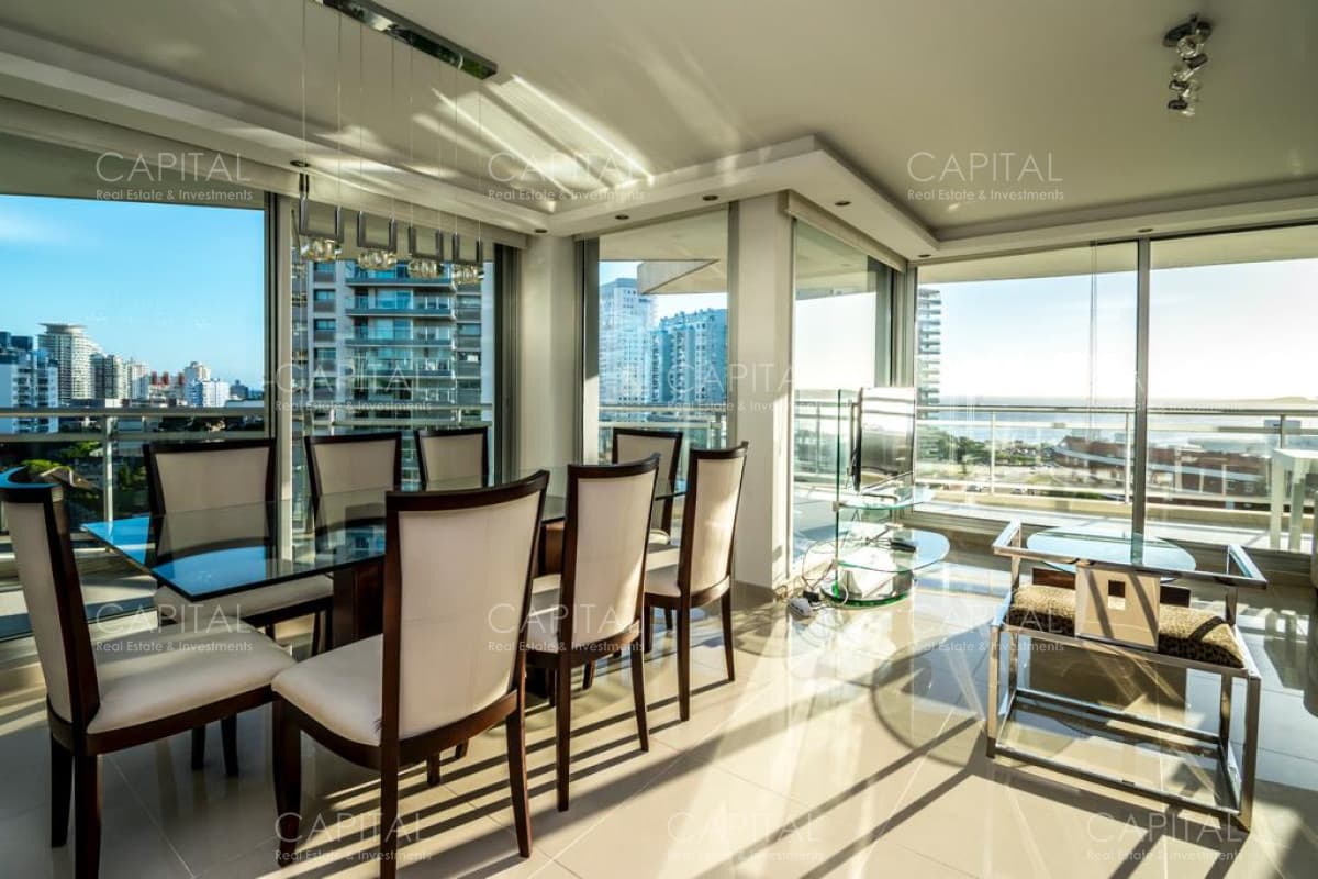 Apartamento de tres dormitorios y dependencia de servicio en venta, Playa Mansa Punta del Este