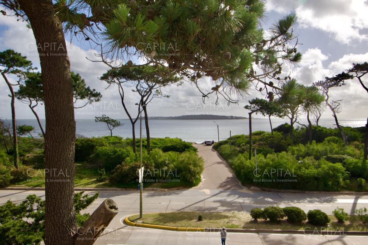 Apartamento de dos dormitorios con vista al mar en Playa Mansa