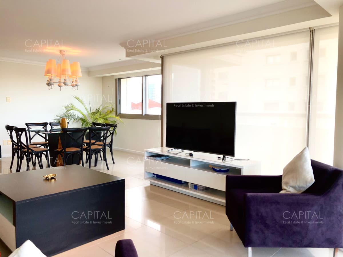 Apartamento de tres dormitorios con vista al mar.