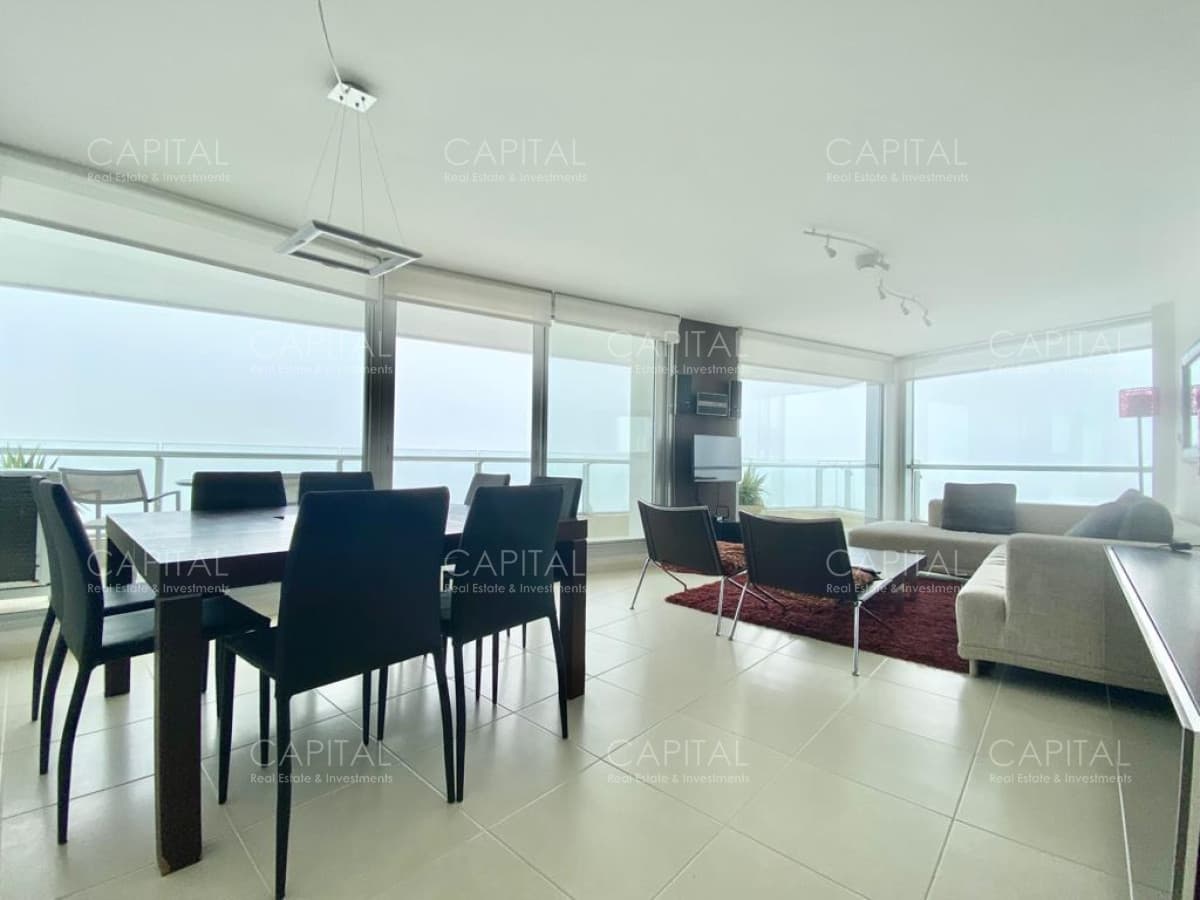 Apartamento de tres suites y dependencia con vista al mar Punta del Este.