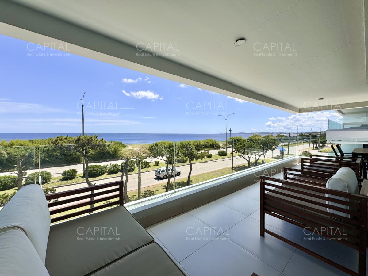 Apartamento de tres domritorios en venta en primera linea de Playa Mansa Punta del Este