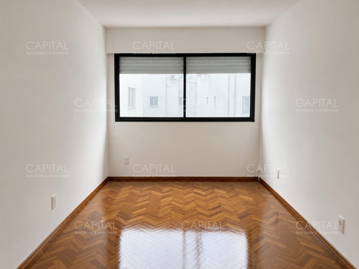 Apartamento de tres dormitorios y dependencia en venta zona Pocitos a pasos de la Rambla