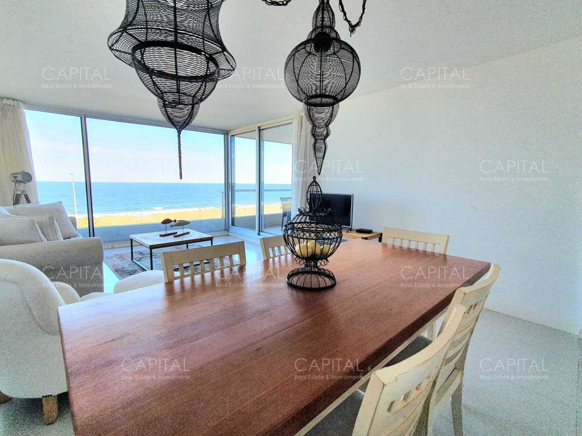 Venta Departamento Primera Línea dos dormitorios y dependencia de servicio en Playa Mansa Punta del Este