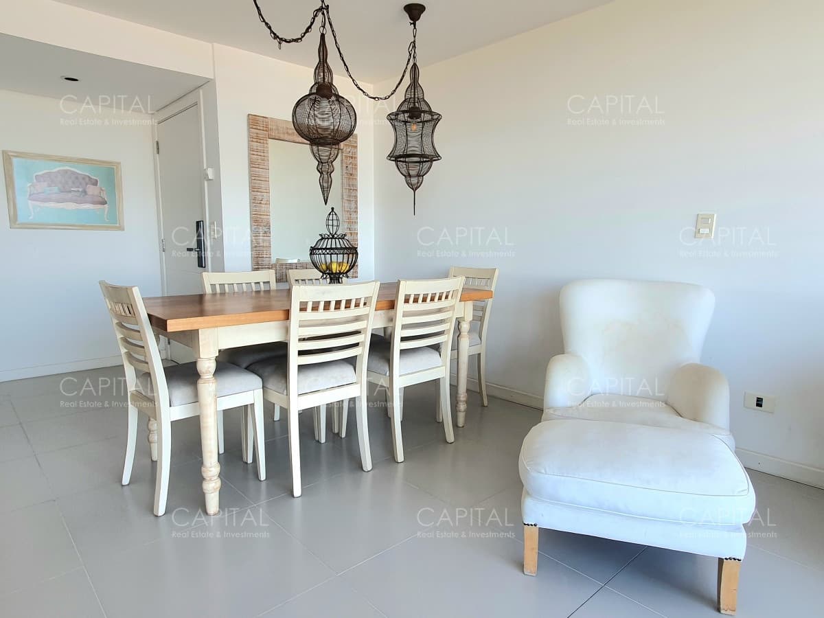 Venta Departamento Primera Línea dos dormitorios y dependencia de servicio en Playa Mansa Punta del Este
