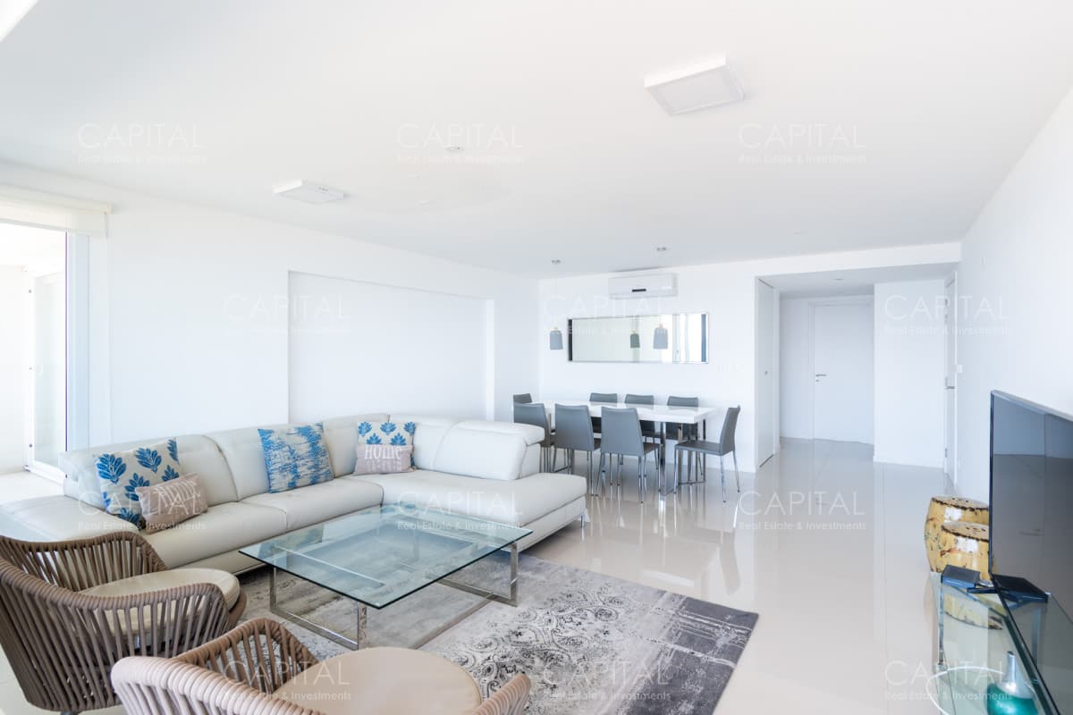 Venta de penthouse sobre la Playa Mansa de tres suites más dependencia y parrillero propio