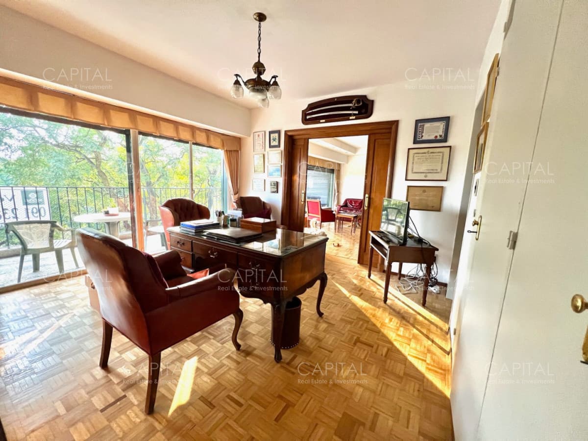 Apartamento de tres dormitorios y dependencia en venta, Frente al Golf, Punta Carretas, Montevideo.