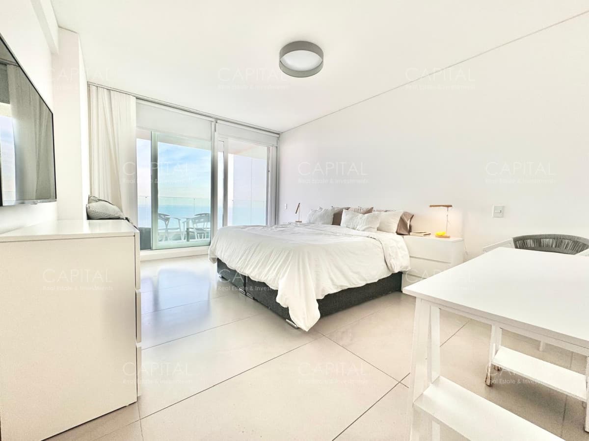 Apartamento de tres dormitorios en Le Parc, Primera fila en playa brava en venta