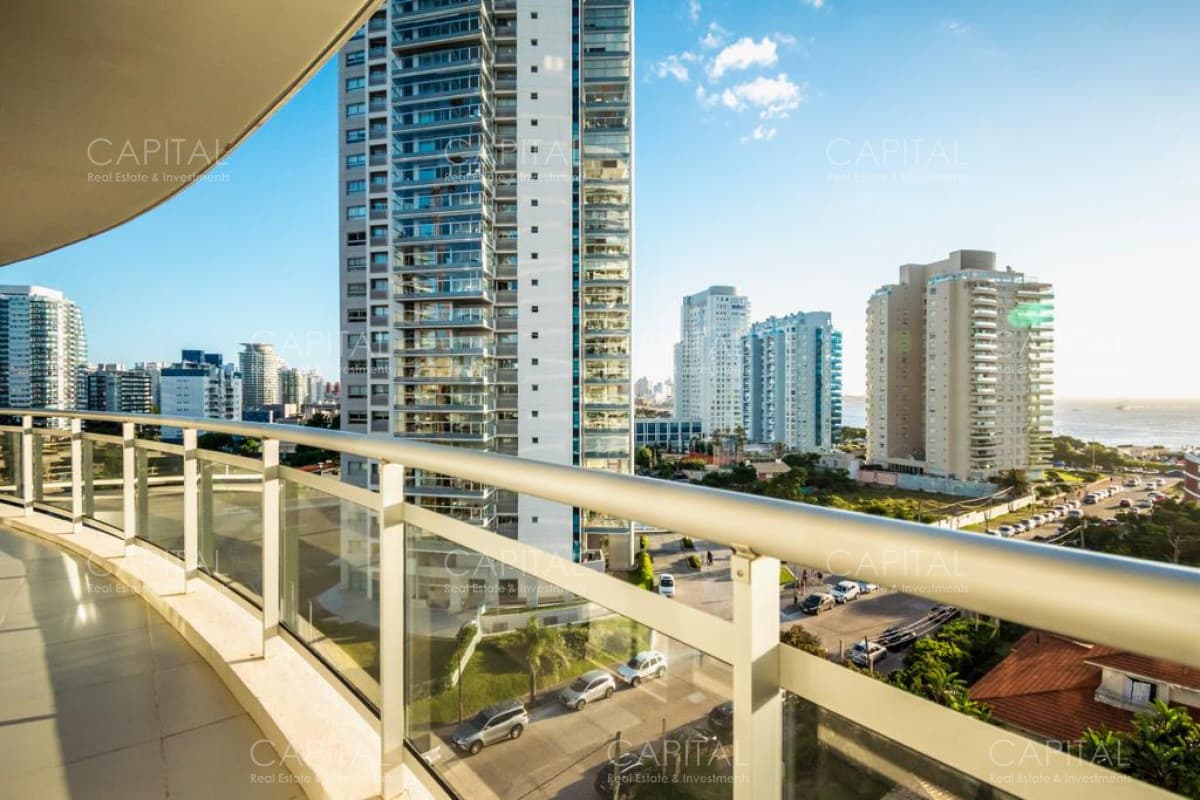 Apartamento de tres dormitorios y dependencia de servicio en venta, Playa Mansa Punta del Este