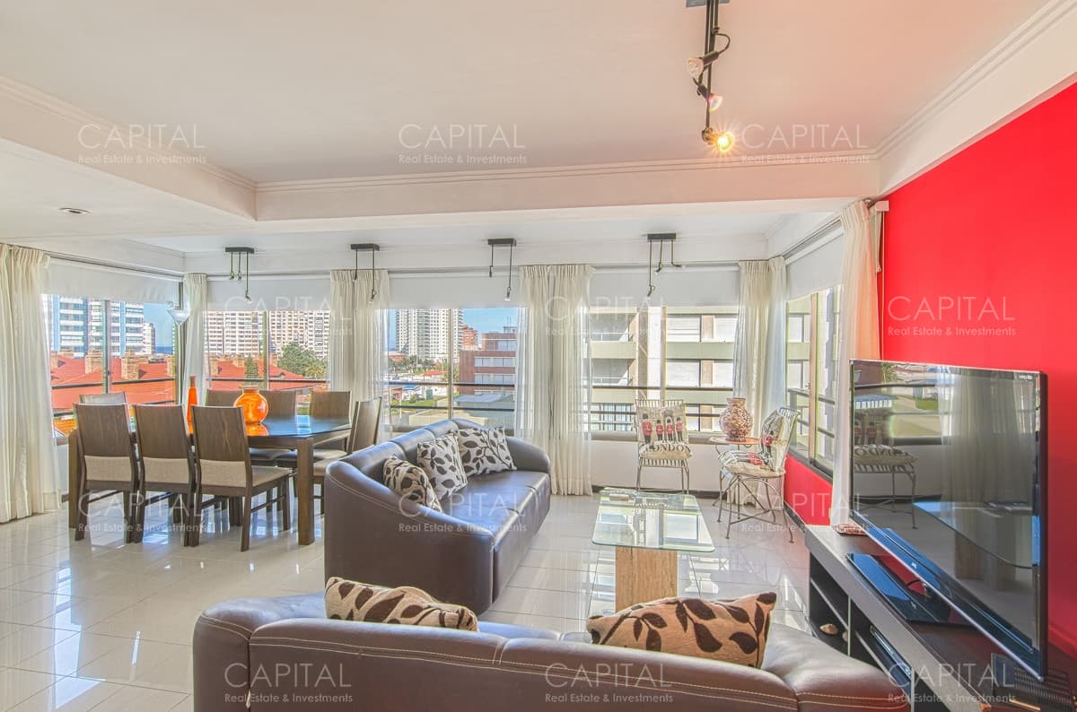 Apartamento de tres dormitorios en primera fila de Playa Mansa Punta Del Este