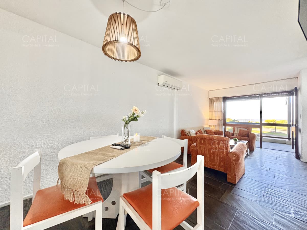 Apartamento reciclado de dos dormitorios frente al mar en Playa Brava en venta