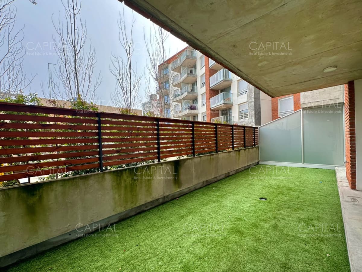Apartamento en venta de dos dormitorios con patio a pasos de Tres Cruces