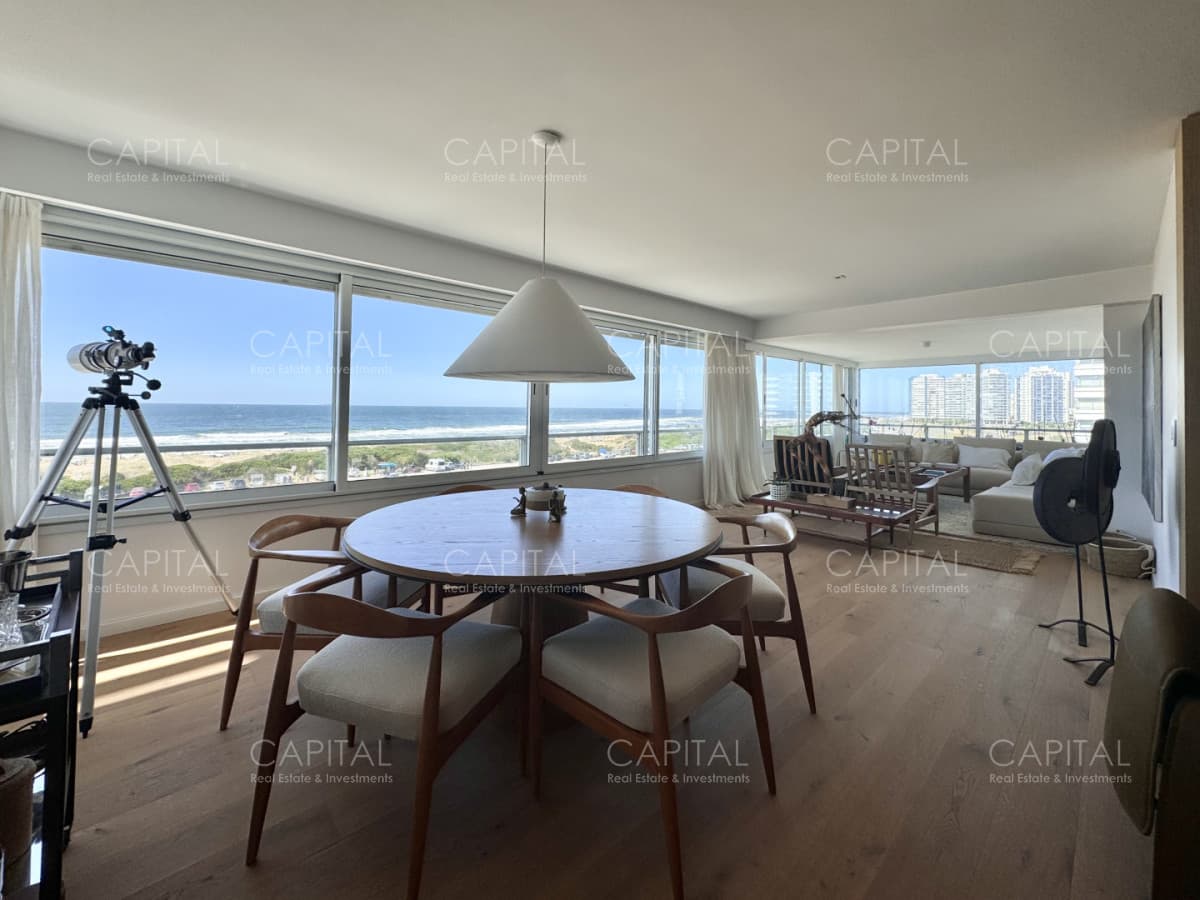 Apartamento reciclado de tres dormitorios en primera linea del mar, Playa Brava, Punta del Este.