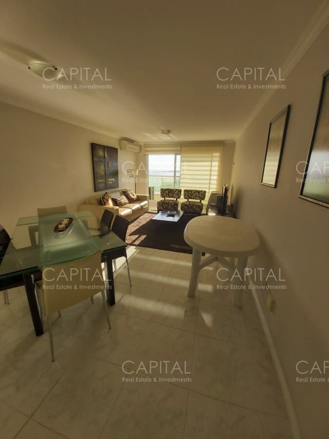 Venta de apartamento tres dormitorios sobre playa Mansa en inmejorable ubicación