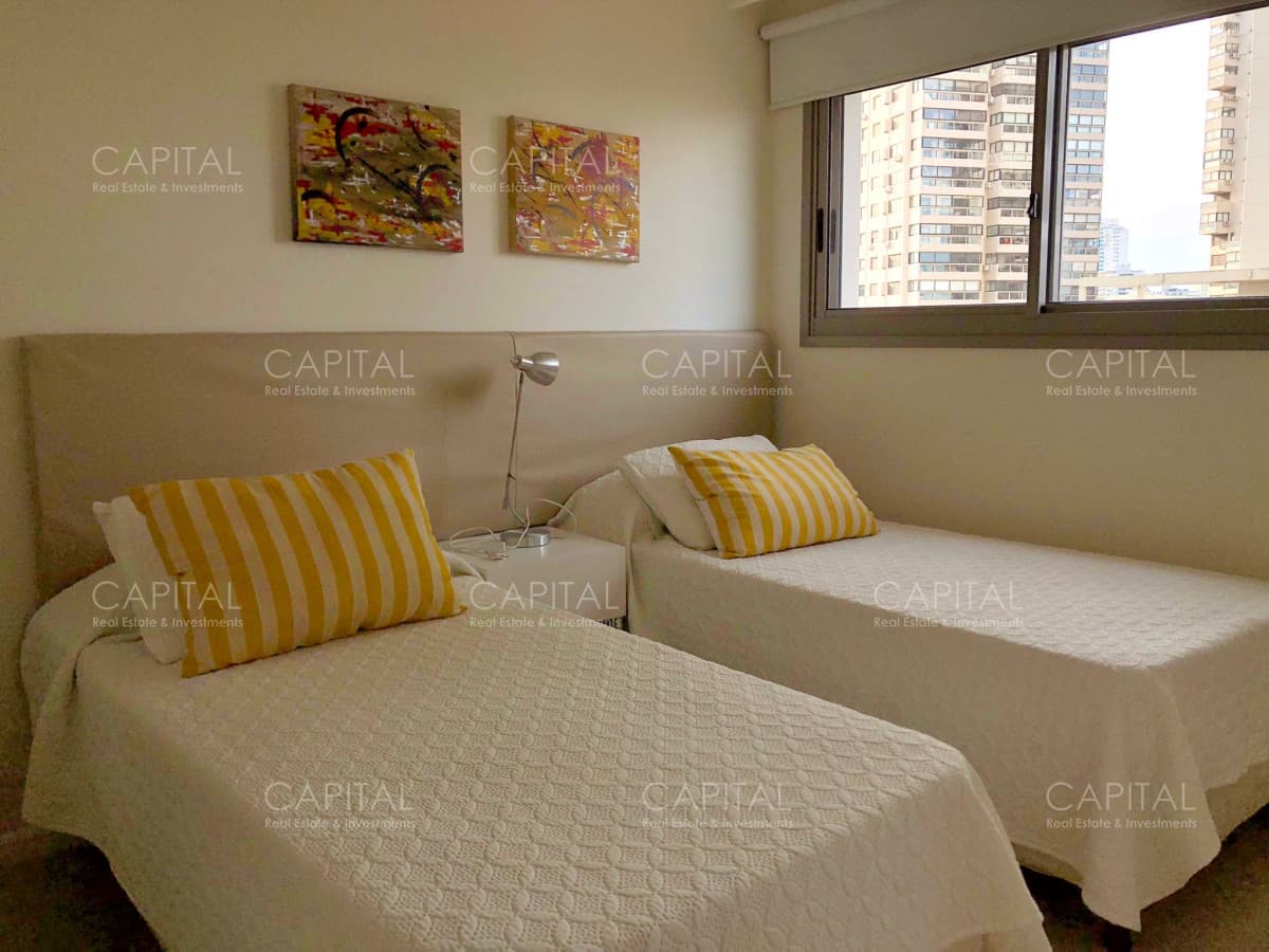 Apartamento de tres dormitorios con vista al mar.