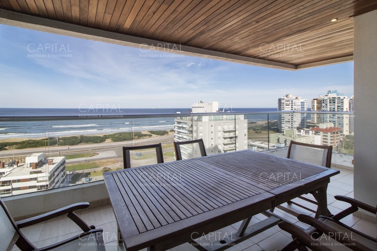 Excelente Apartamento de Tres Dormitorios con Vista a Playa Brava