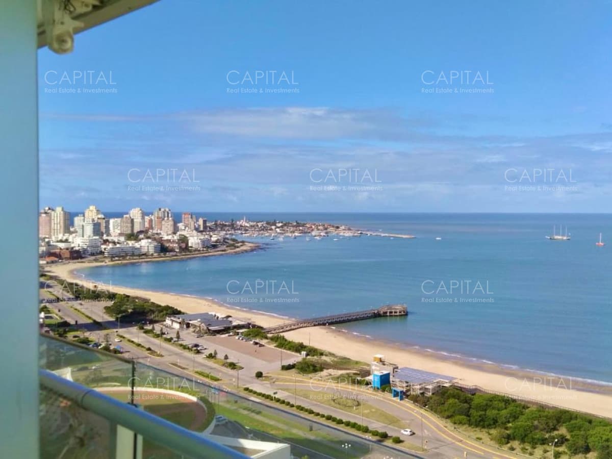 Apartamento de tres suites y dependencia con vista al mar Punta del Este.