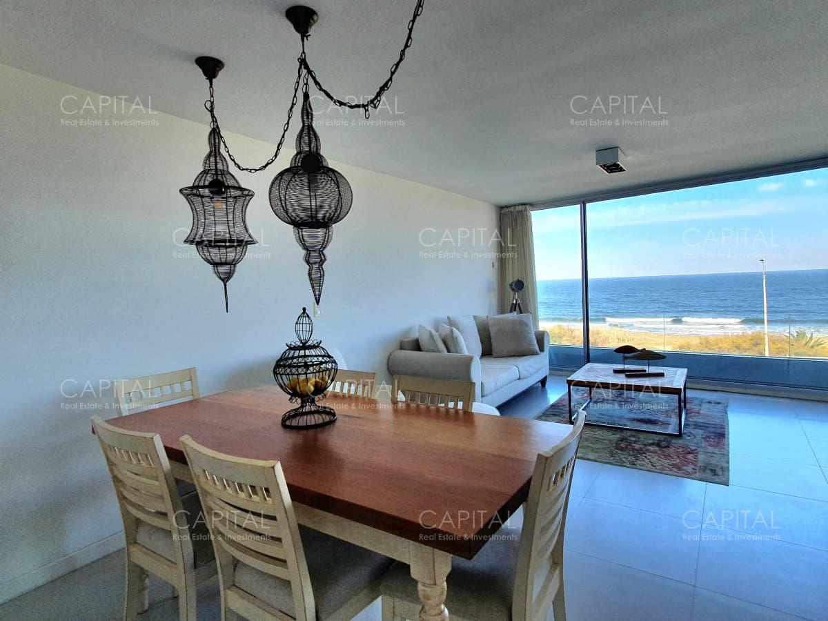 Venta Departamento Primera Línea dos dormitorios y dependencia de servicio en Playa Mansa Punta del Este