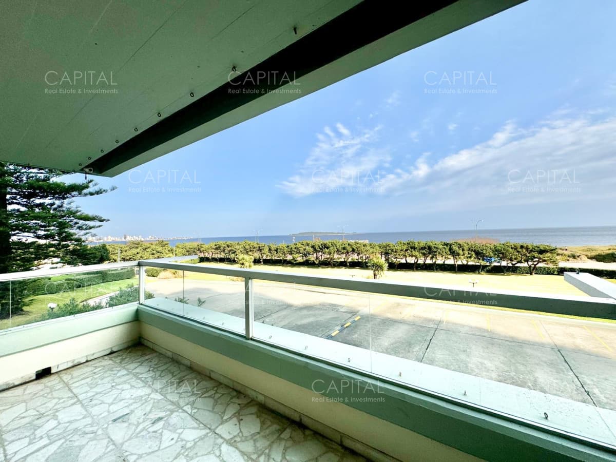 Excelente Apartamento primera linea playa mansa en edificio de categoría