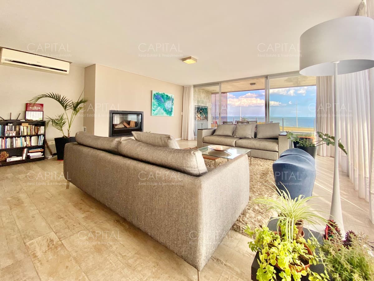 Apartamento de tres suites en Venta, Playa Mansa