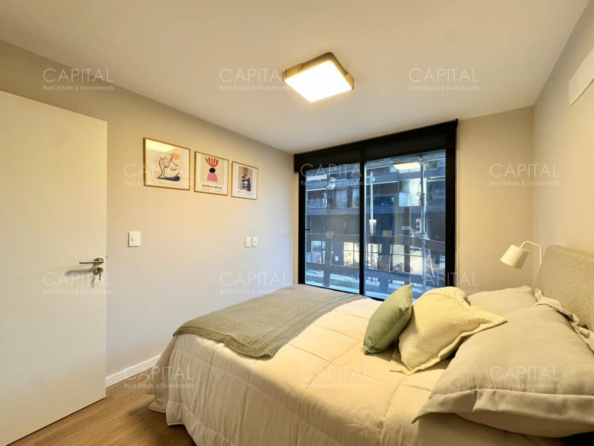Apartamento en pozo de un dormitorio en piso alto ubicado en el centro de Montevideo.