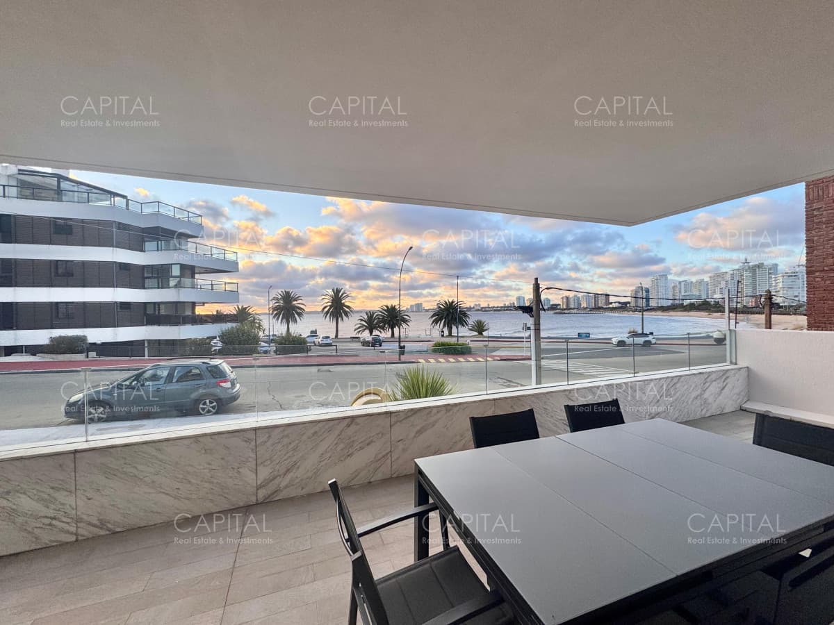 Apartamento en Venta Frente al Mar Punta del Este Cuatro dormitorios