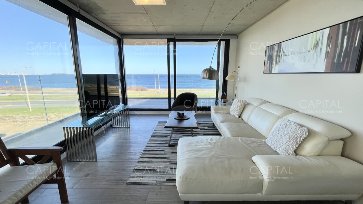 Apartamento en venta de 3 dormitorios en Playa Mansa frente al mar