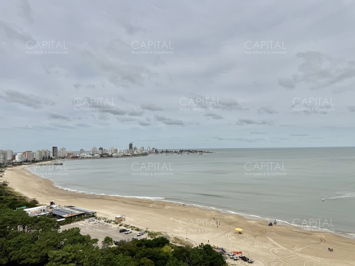 Paramount Tower Frente al Mar en Playa Mansa de tres dormitorios en venta