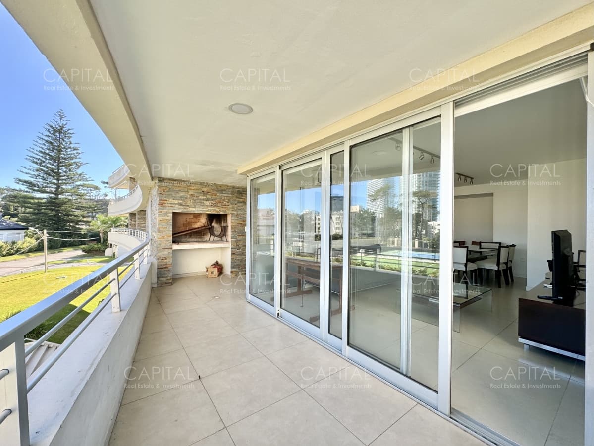 Apartamento de tres dormitorios en venta, Playa Mansa, Punta del Este.