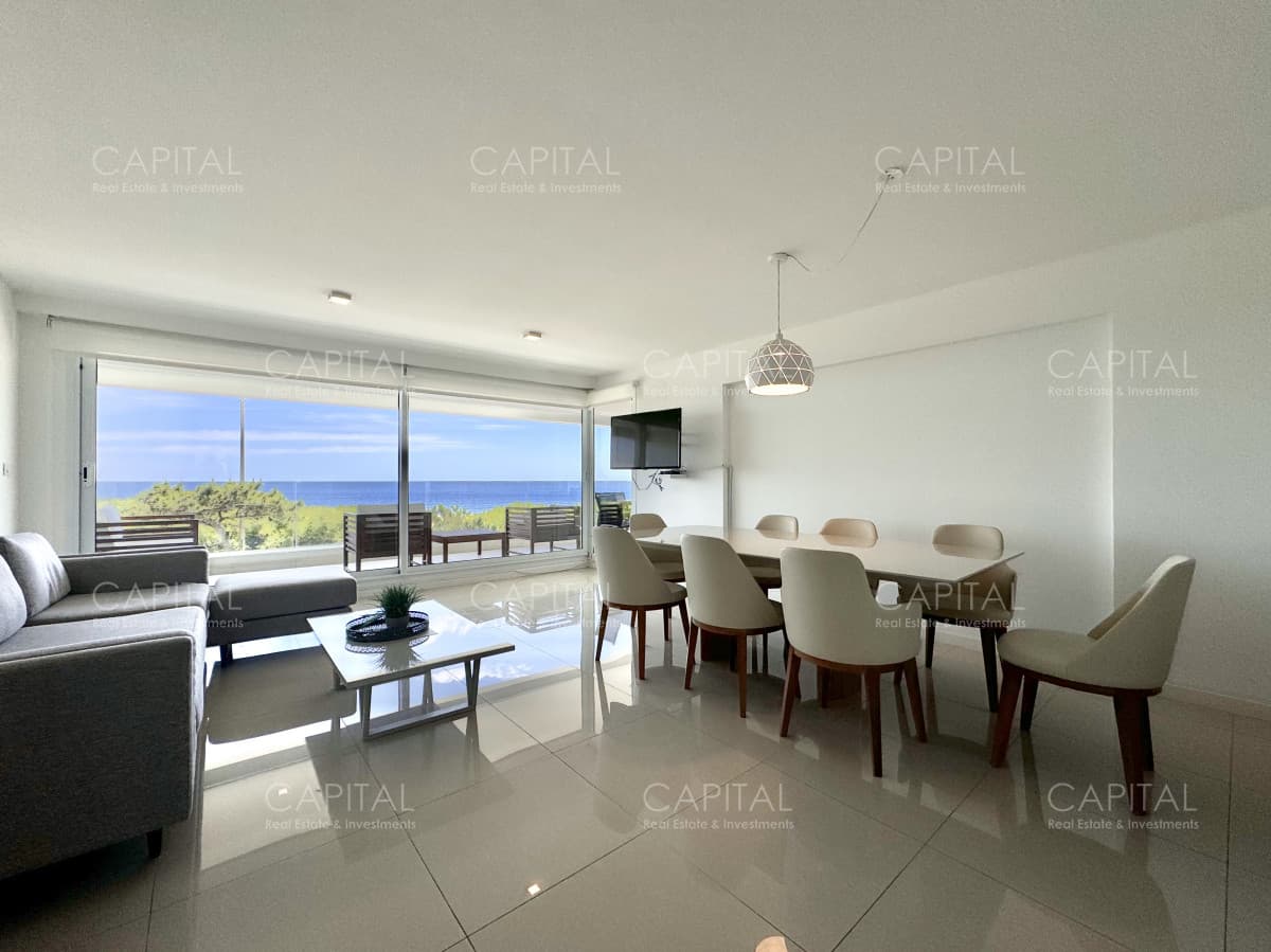 Apartamento de tres domritorios en venta en primera linea de Playa Mansa Punta del Este