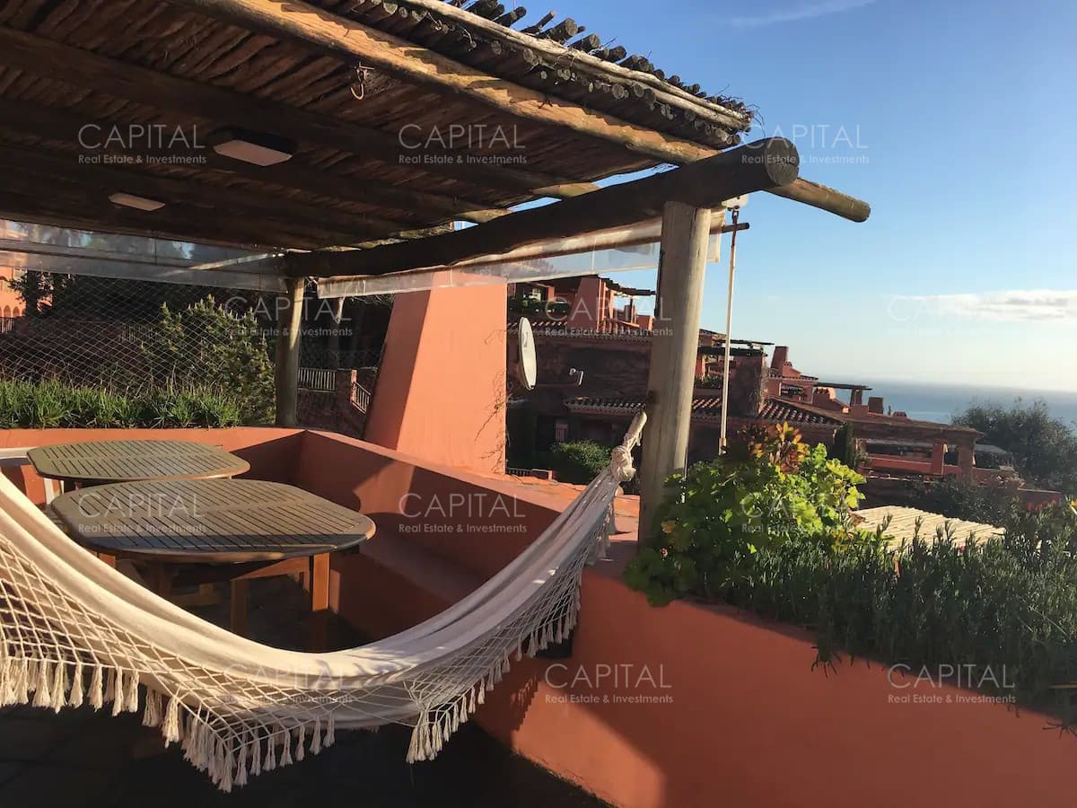 Apartamento de cuatro dormitorios y medio mas dependencia en Marina del Este en Alquiler