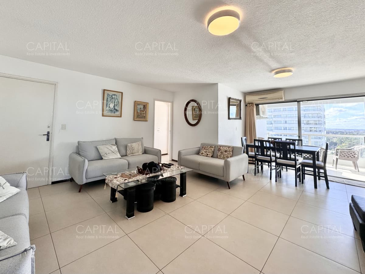 Apartamento En Venta en Punta del Este Avda. Roosevelt Reciclado
