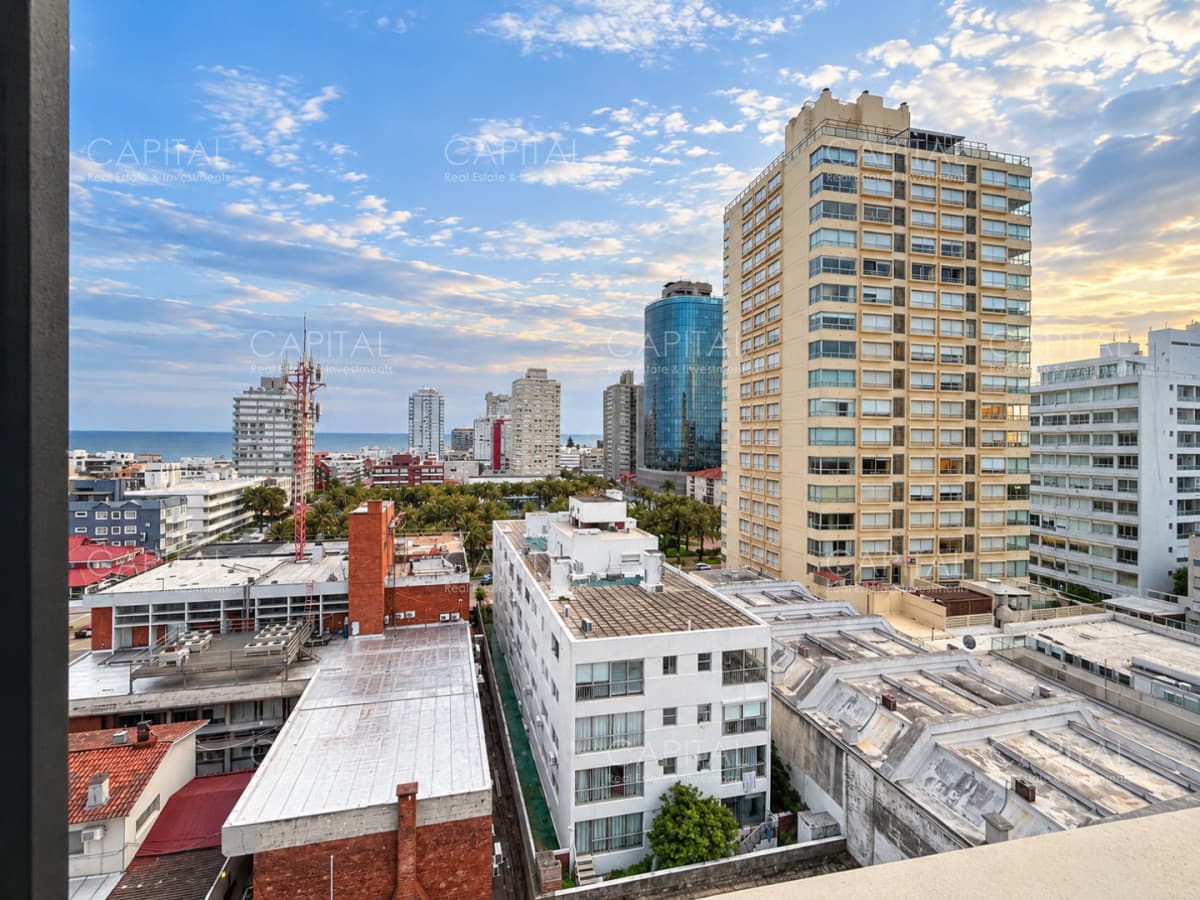 Apartamento en venta en Península, Punta del Este, ubicado a 100 metros del mar.