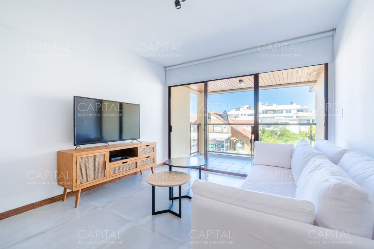 Apartamento en venta en Península de Punta del Este + dos dormitorios y vista lateral al Mar