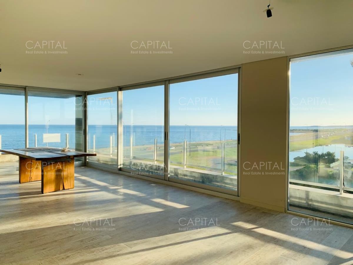 Moderno Penthouse a Estrenar de 3 Dormitorios frente a Playa Mansa - Venta