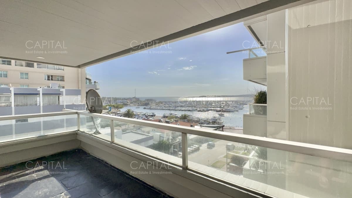 Apartamento de tres dormitorios y de dependencia de servicio, Puerto de Punta del Este.