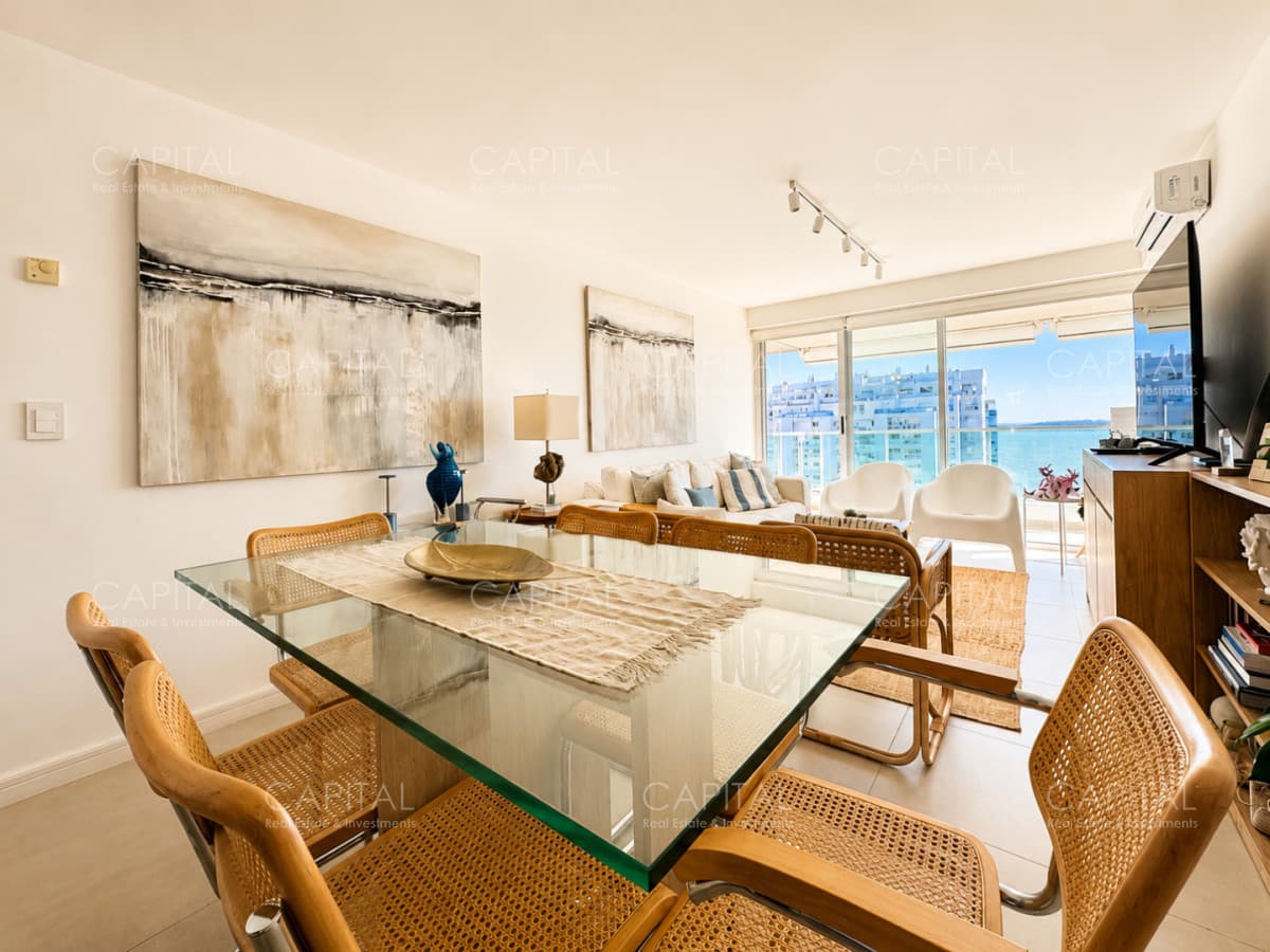 Apartamento en Venta 2 dormitorios, en Playa Mansa con vista al mar