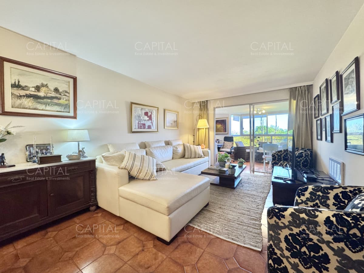 Apartamento de tres dormitorios y servicio en playa mansa frente al mar