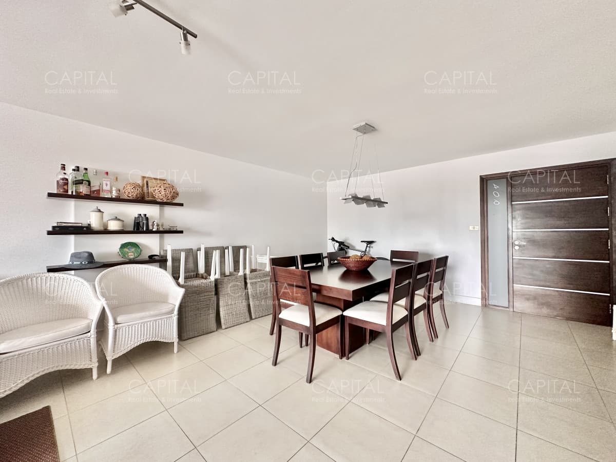 Apartamento de tres dormitorios con Parrillero propio en venta, Playa Brava, Punta del Este.