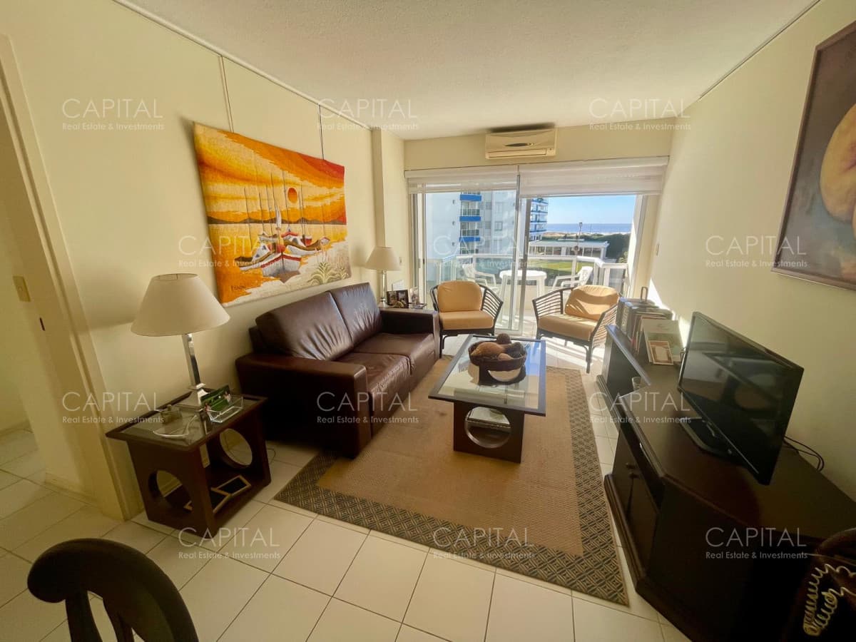 Departamento en venta en Playa Brava a pasos del mar con servicios