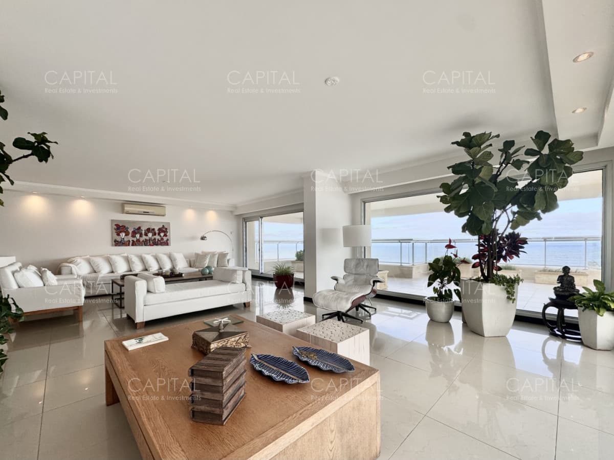 Apartamento de tres suites y dependencia en Torre Lobos en Venta