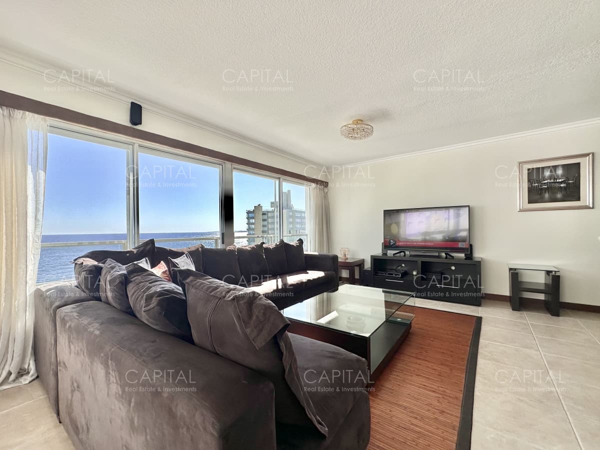 Lincoln Center Apartamento de tres dormitorios y dependencia con vista al mar en Playa Mansa, Punta del Este.