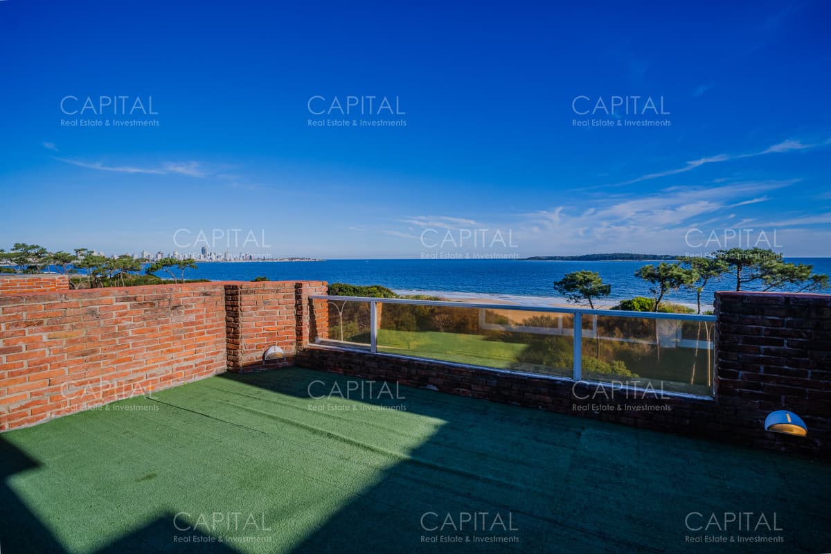 Penthouse de 3 dormitorios  y servicio  en primera linea Playa Mansa
