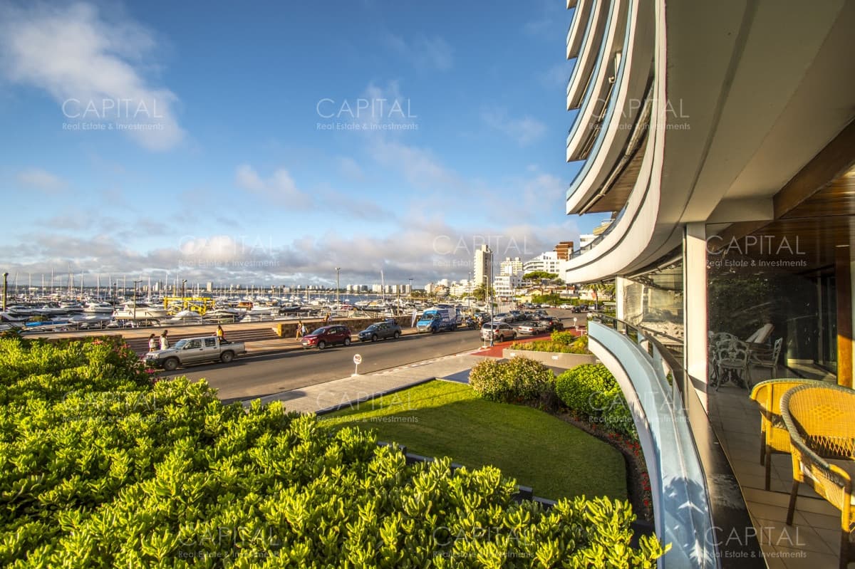 Espectacular departamento con vista al Puerto de Punta del Este.