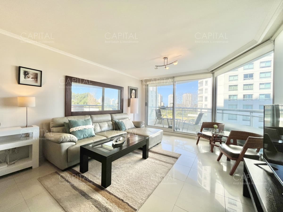Excelente apartamento de tres dormitorios en venta, Punta del Este.