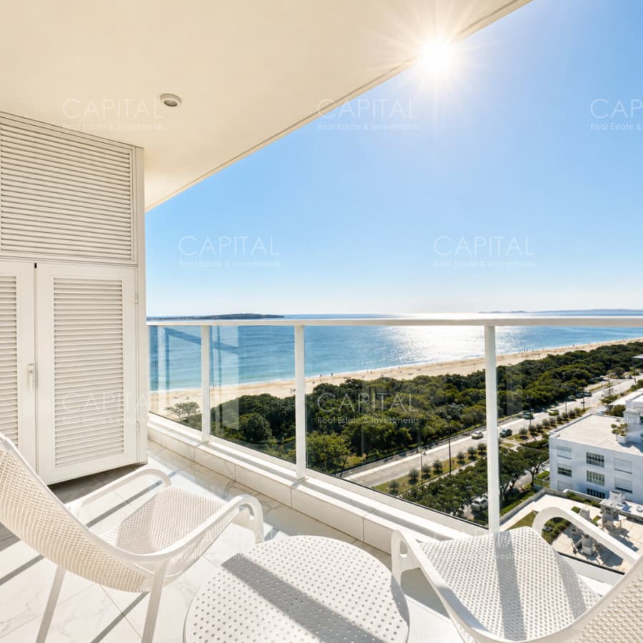 Paramount Tower de dos dormitorios frente al mar en Venta Playa Mansa Punta del este