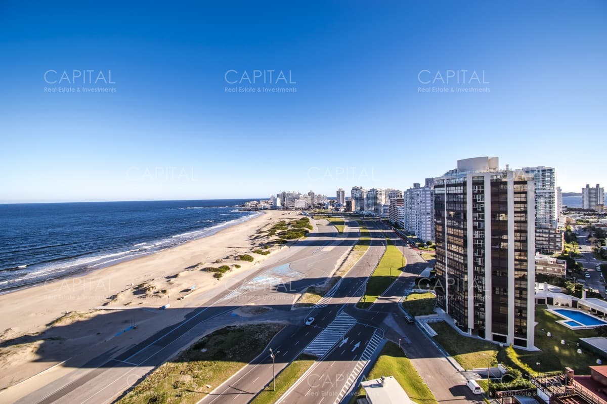 Excelente apartamento en Primera línea al mar Punta del Este