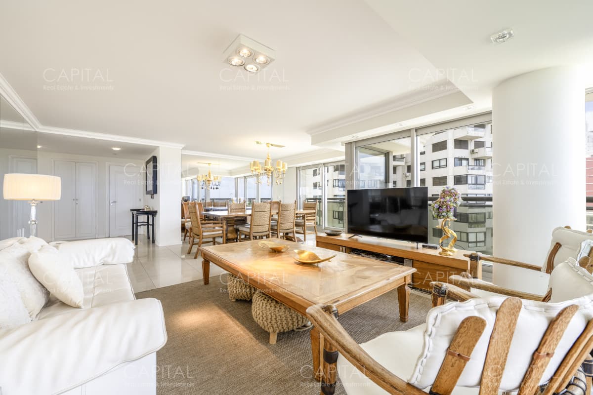 Imperiale Esquinero Departamento en Venta de Tres dormitorios en Playa Brava