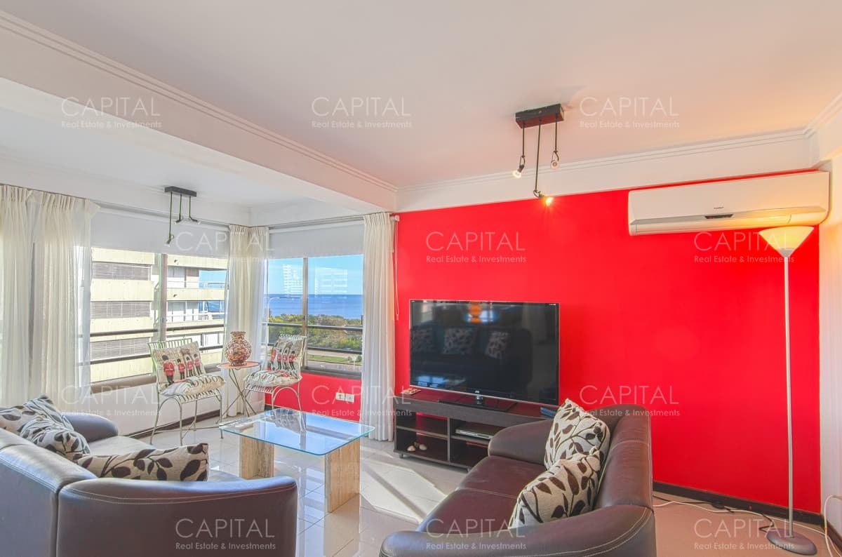 Apartamento de tres dormitorios en primera fila de Playa Mansa Punta Del Este