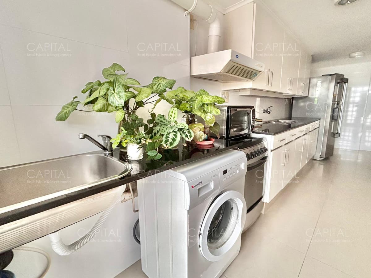 Apartamento en venta con muy buena vista a Playa Mansa.