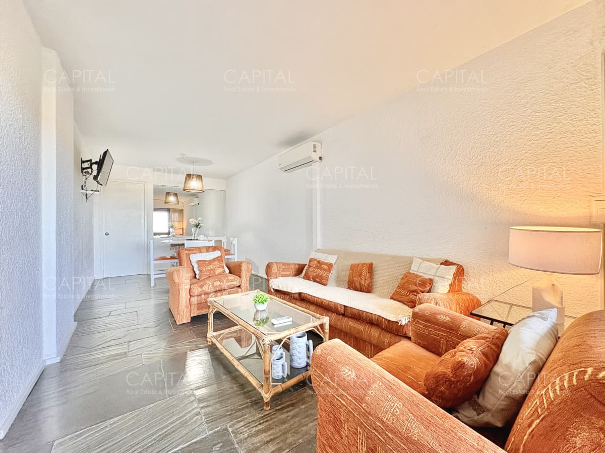 Apartamento reciclado de dos dormitorios frente al mar en Playa Brava en venta